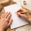 Ręka pisząca piórem wiecznym w notesie A4 w kratkę 100 kartek na grubym papierze 90g Notes A5 w kratkę 50 kartek 90g/m² z podkładką 290g