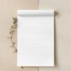 Biały notes w linie ze sztywnym spodem 290g leżący płasko na jasnym tle